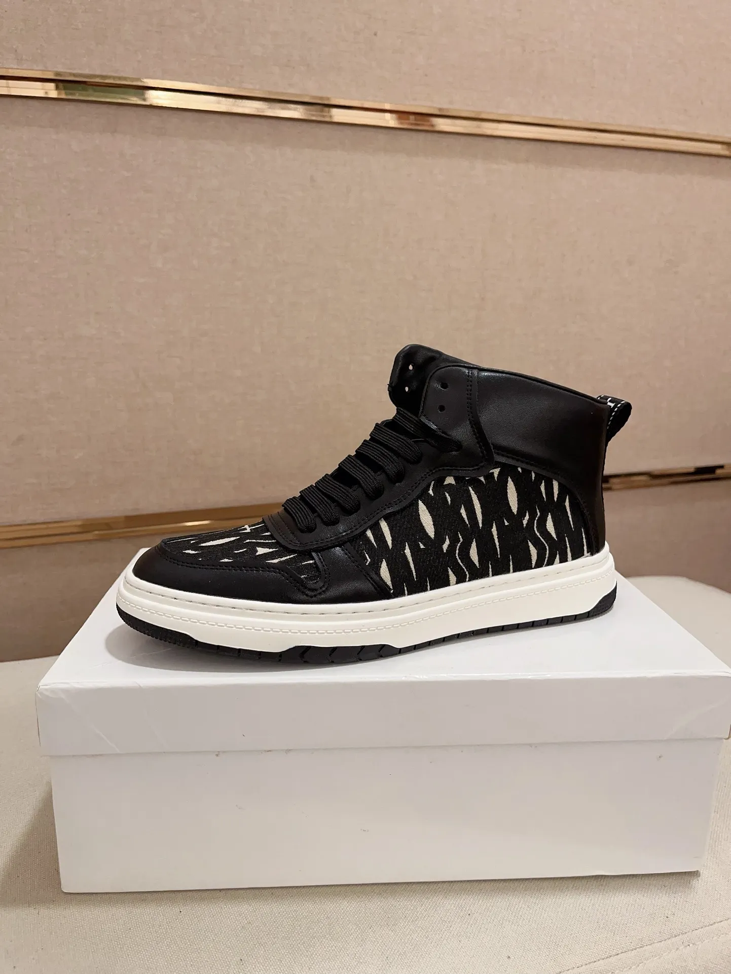 Men's shoes💰 420💰🇮🇹🇮🇹Dior d The new high-tops are on sale at the same time at the counter. The uppers are 🇮🇹 Italian imported first-layer cowhide, and the fully imported sheepskin lining is 💪💪. It is a complete 1⃣️ to 1⃣️ replica 🇮🇹💪💪. ⚠Sole: The original sole is specially provided by the original factory. The exclusive movable molded sole is super comfortable. ⚠Original factory follow-up goods, 🔍🔍high quality, you can enter and exit the counter at will, welcome to compare⚠. Code number:38-44